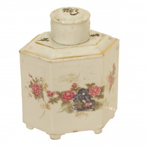 A Chinese porcelain tea caddy with lid