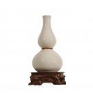A SMALL GOURD SHAPE OF VASE